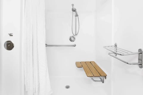 Combined shower/tub, hair dryer, towels