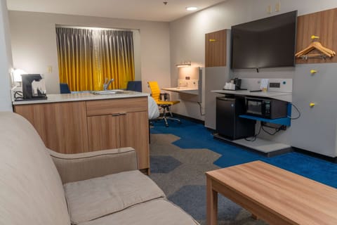 Studio Suite, 1 King Bed, Non Smoking | Pillowtop beds, in-room safe, desk, laptop workspace