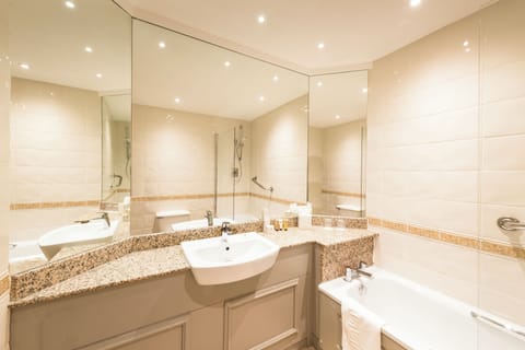 Club Twin Room | Bathroom | Combined shower/tub, eco-friendly toiletries, hair dryer, towels