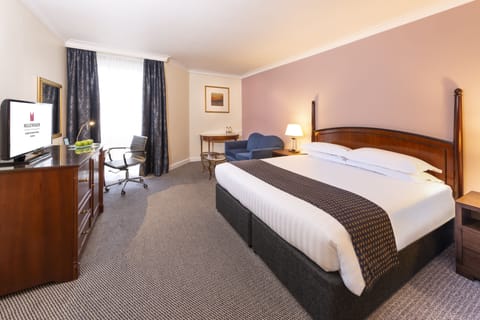 Club Double Room | Minibar, in-room safe, desk, iron/ironing board