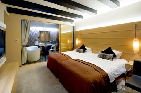 Junior Suite, 2 Single Beds | Premium bedding, individually furnished, desk, blackout drapes