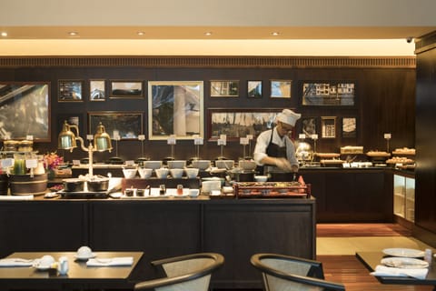 Daily buffet breakfast (VND 350000 per person)