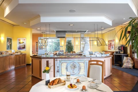 Daily continental breakfast (EUR 12.5 per person)