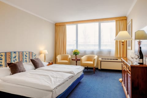 Business Suite | In-room safe, desk, iron/ironing board, free WiFi