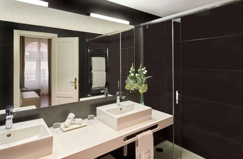 Junior Suite | Bathroom | Eco-friendly toiletries, hair dryer, bathrobes, bidet