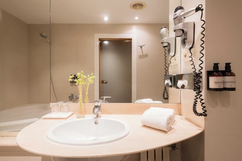 Junior Suite | Bathroom | Combined shower/tub, eco-friendly toiletries, hair dryer, towels