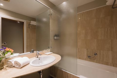 Standard Twin Room | Bathroom | Combined shower/tub, eco-friendly toiletries, hair dryer, towels