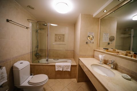 Suite | Bathroom | Rainfall showerhead, free toiletries, hair dryer, slippers