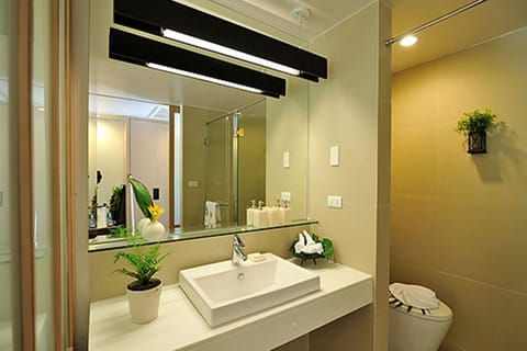 Sands Room | Bathroom | Shower, rainfall showerhead, designer toiletries, hair dryer