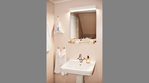 Junior Suite | Bathroom | Hair dryer, heated floors, towels, soap