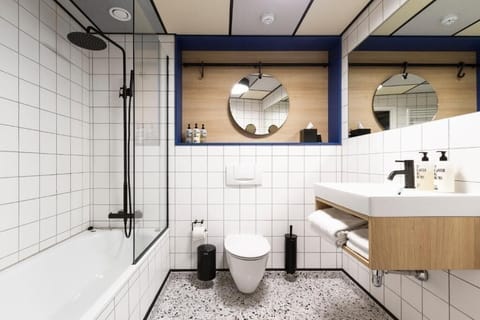 Superior Quadruple Room | Bathroom | Eco-friendly toiletries, hair dryer, towels, soap