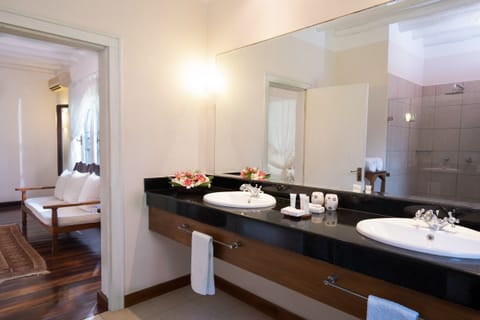 Standard Double Room | Bathroom | Designer toiletries, towels, soap, shampoo