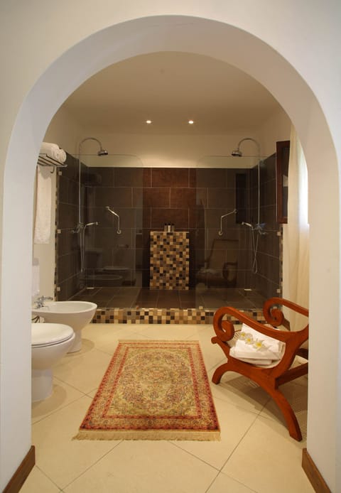 Deluxe Suite, Garden View | Bathroom | Designer toiletries, towels, soap, shampoo