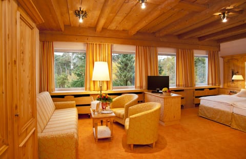 Family Suite, 1 Bedroom | Hypo-allergenic bedding, minibar, in-room safe, desk