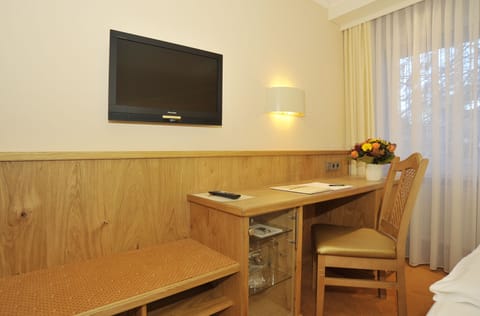 Standard Single Room, 1 Twin Bed | Hypo-allergenic bedding, minibar, in-room safe, desk