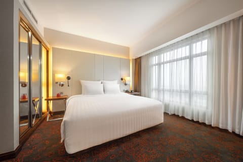 Executive Suite, 1 King Bed, Business Lounge Access | Egyptian cotton sheets, premium bedding, down comforters