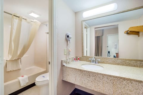 Combined shower/tub, hair dryer, towels