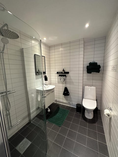 Superior Room | Bathroom | Shower, eco-friendly toiletries, hair dryer, towels