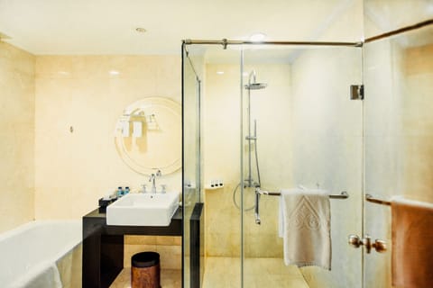 Separate tub and shower, jetted tub, rainfall showerhead