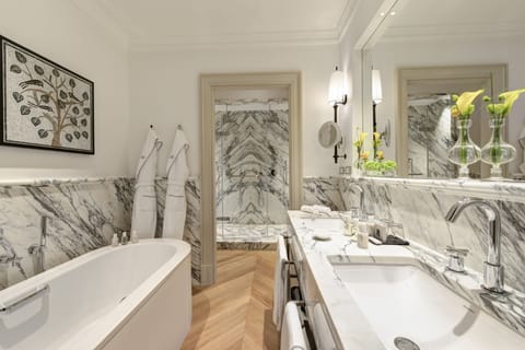 Suite (Valadier) | Bathroom | Combined shower/tub, hair dryer, slippers, towels