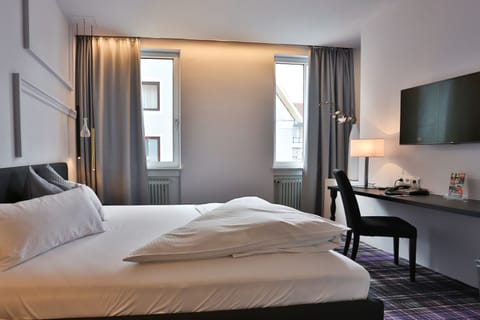 Deluxe Double Room | Hypo-allergenic bedding, pillowtop beds, minibar, in-room safe