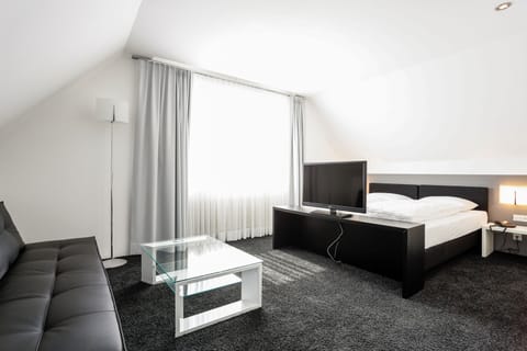 Business Suite | Hypo-allergenic bedding, pillowtop beds, minibar, in-room safe