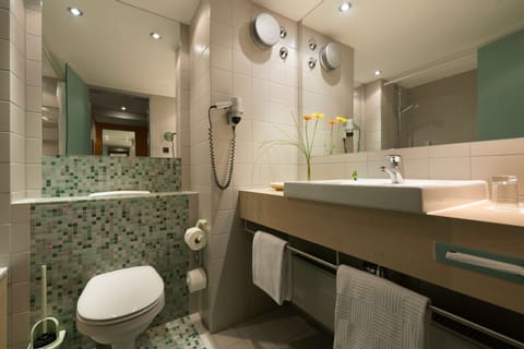 Combined shower/tub, free toiletries, hair dryer, towels