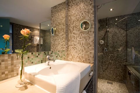 Studio | Bathroom | Combined shower/tub, free toiletries, hair dryer, towels