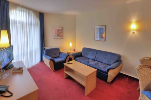 Juniorsuite | Living area | 32-inch flat-screen TV with cable channels, TV