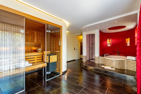 Luxury Suite, Sauna, Corner | In-room safe, free WiFi, bed sheets