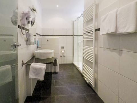 Suite | Bathroom | Free toiletries, hair dryer, towels