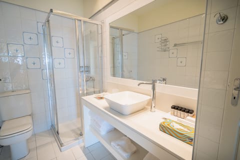 Executive Suite | Bathroom | Shower, free toiletries, hair dryer, bathrobes