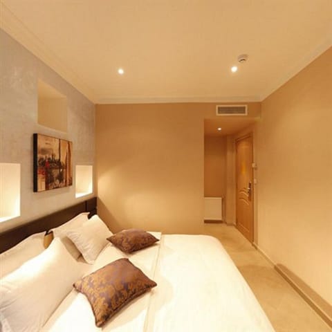 Deluxe Single Room | Minibar, in-room safe, desk, iron/ironing board