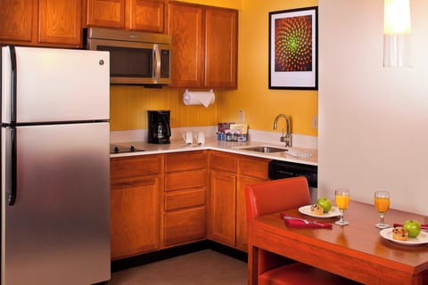 Full-size fridge, microwave, oven, stovetop