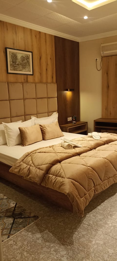 Single Room | Premium bedding, desk, free WiFi