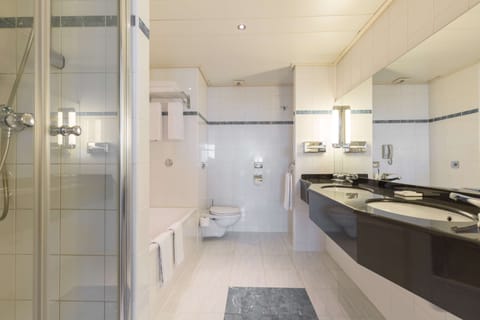 Family Room | Bathroom | Combined shower/tub, deep soaking tub, free toiletries, hair dryer