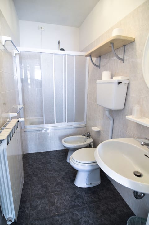 Basic Room, 1 Twin Bed | Deep soaking bathtub