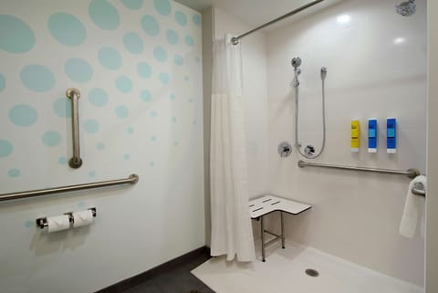 Hydromassage showerhead, free toiletries, towels, soap