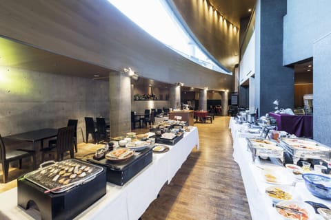 Daily buffet breakfast (JPY 1800 per person)