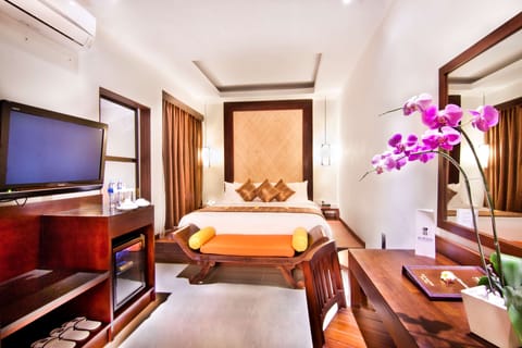 Standard Villa, 1 Queen Bed, Non Smoking, Jetted Tub | Hypo-allergenic bedding, minibar, in-room safe, desk