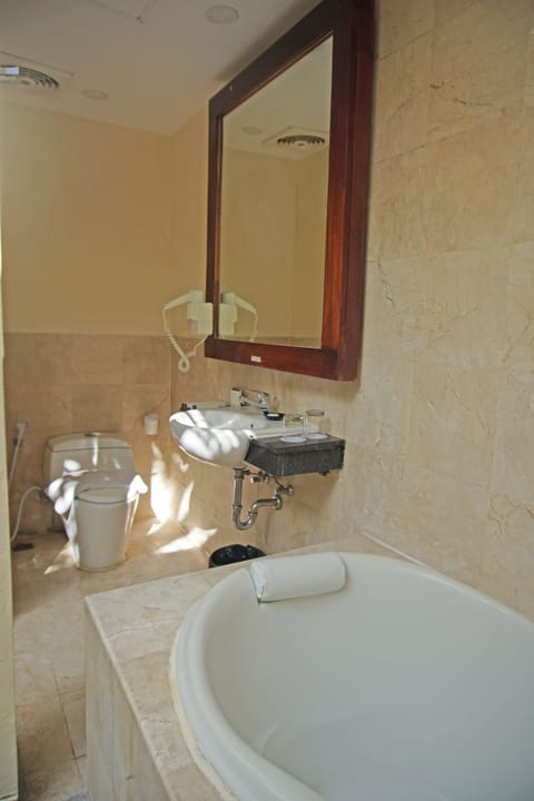 Premier Room, 1 Queen Bed, Non Smoking, Bathtub | Bathroom | Separate tub and shower, rainfall showerhead, free toiletries