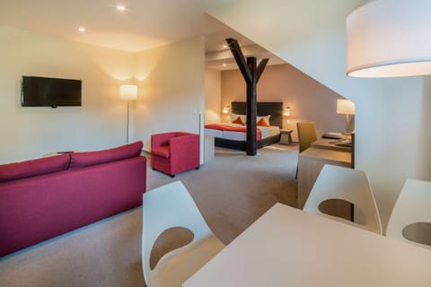 Junior Suite, 1 Double Bed (Cozy Sitting Corner) | Hypo-allergenic bedding, in-room safe, soundproofing, rollaway beds