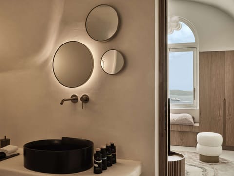 Suite (Petit) | Bathroom | Eco-friendly toiletries, hair dryer, bathrobes, slippers