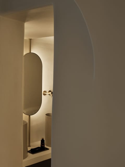 Classic Suite with Hot tub | Bathroom | Eco-friendly toiletries, hair dryer, bathrobes, slippers