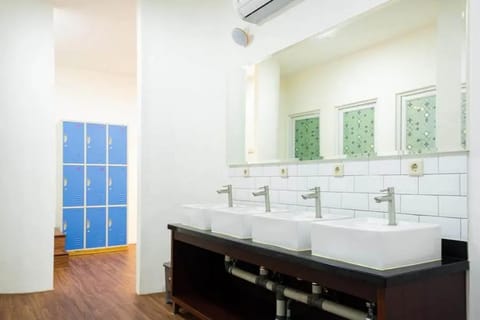 Shared Dormitory, Mixed Dorm (Reddoorz) | Bathroom | Shower, free toiletries, towels