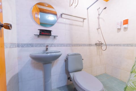 Double Room (Reddoorz) | Bathroom | Shower, free toiletries, towels