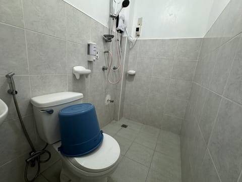 Double Room (Reddoorz) | Bathroom | Shower, free toiletries, towels