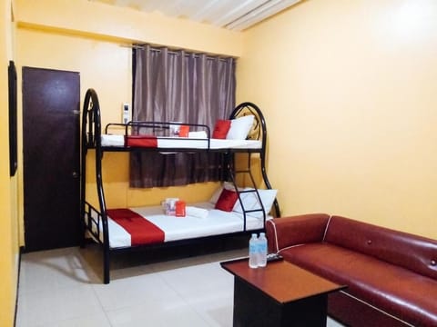 Family Room | Desk, free WiFi, bed sheets