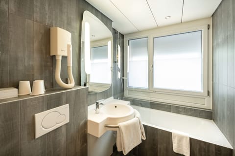 Room, 2 Twin Beds | Bathroom | Combined shower/tub, eco-friendly toiletries, hair dryer, towels