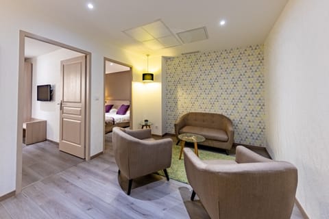 Family Suite | Minibar, in-room safe, desk, soundproofing